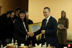 ГУБЕРНАТОР МИНЩИНЫ И МИТРОПОЛИТ ВЕНИАМИН ВРУЧИЛИ ПОДАРКИ ПОДОПЕЧНЫМ СМОЛЕВИЧСКОГО ТЦСОН